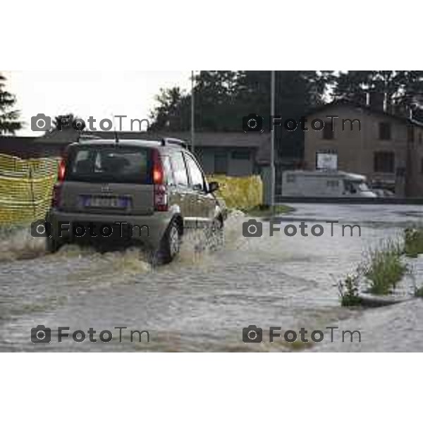 Foto LaPresse/Davide Gandossi x Tiziano Manzoni25/05/2019 Bergamo,Italia cronaca Bomba d\'acqua su Valbrembo esondato il torrente Quisa, strade chiuse allagamenti e disagi Nella Foto: Strade allagate a Valnrembo