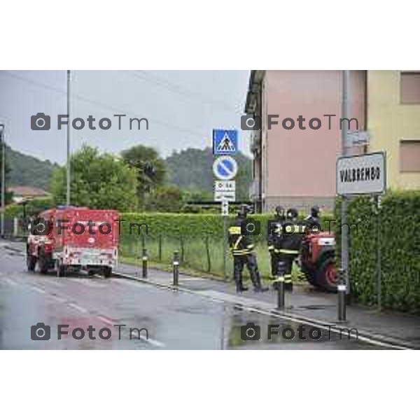 Foto LaPresse/Davide Gandossi x Tiziano Manzoni25/05/2019 Bergamo,Italia cronaca Bomba d\'acqua su Valbrembo esondato il torrente Quisa, strade chiuse allagamenti e disagi Nella Foto: Vigili del fuoco per Valbrembo per causa esondazione fiume