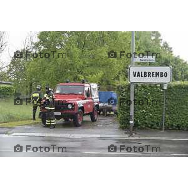 Foto LaPresse/Davide Gandossi x Tiziano Manzoni25/05/2019 Bergamo,Italia cronaca Bomba d\'acqua su Valbrembo esondato il torrente Quisa, strade chiuse allagamenti e disagi Nella Foto: Vigili del fuoco per Valbrembo per causa esondazione fiume