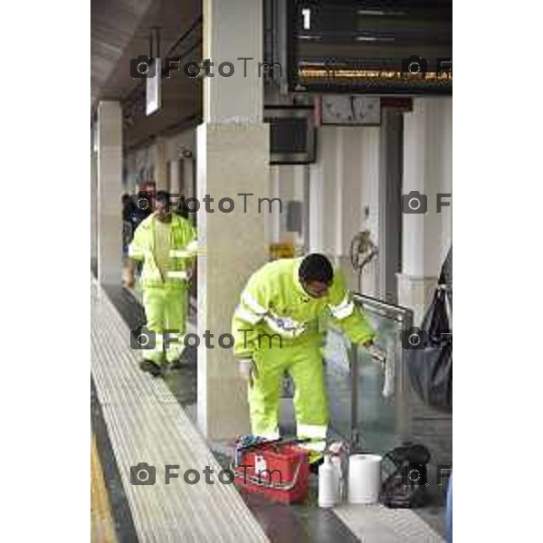 Bergamo Soppraluogo lavori stazion FS Francesco Corea nella foto: pulizia vetri in giornata di pioggia