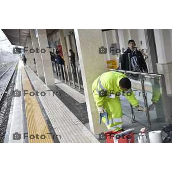 Bergamo Soppraluogo lavori stazion FS Francesco Corea nella foto: pulizia vetri in giornata di pioggia