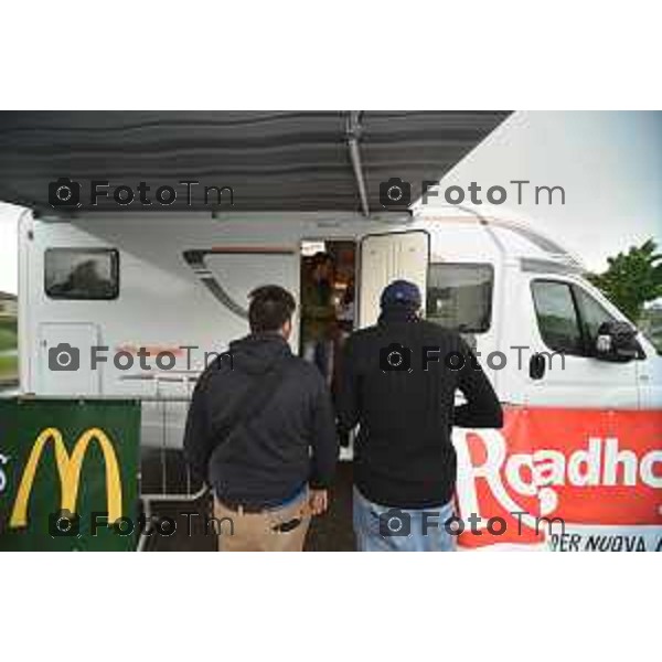 Dalmine il camper che raccoglie curriculm per macdonald e road hause nella foto la gente che consegna i curriculm Fotogramma Bergamo-Tiziano Manzoni