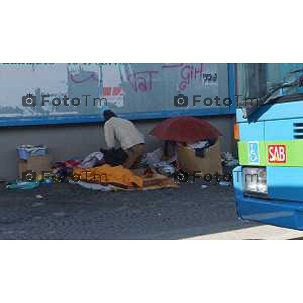 Bergamo come eludere Panchine anti barboni,degrado autolinee nella foto il degrado alle autolinee posti letto improvvisati Tiziano Manzoni-fotogramma Bergamo