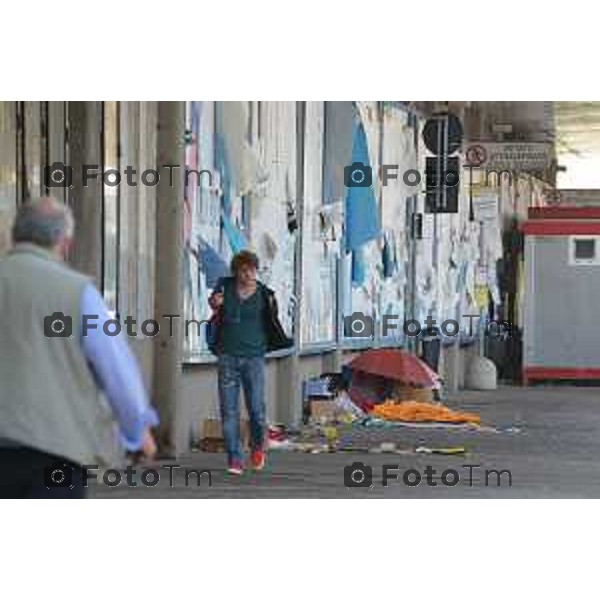 Bergamo come eludere Panchine anti barboni,degrado autolinee nella foto il degrado alle autolinee Tiziano Manzoni-fotogramma Bergamo