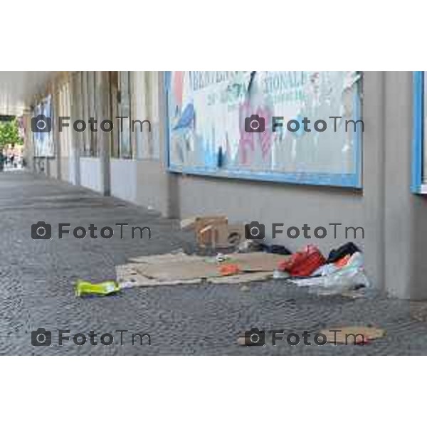 Bergamo come eludere Panchine anti barboni,degrado autolinee nella foto il degrado alle autolinee posti letto improvvisati Tiziano Manzoni-fotogramma Bergamo