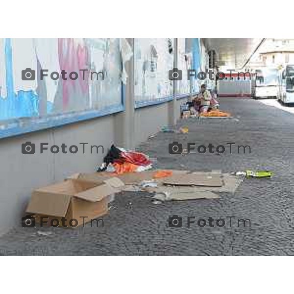 Bergamo come eludere Panchine anti barboni,degrado autolinee nella foto il degrado alle autolinee posti letto improvvisati Tiziano Manzoni-fotogramma Bergamo