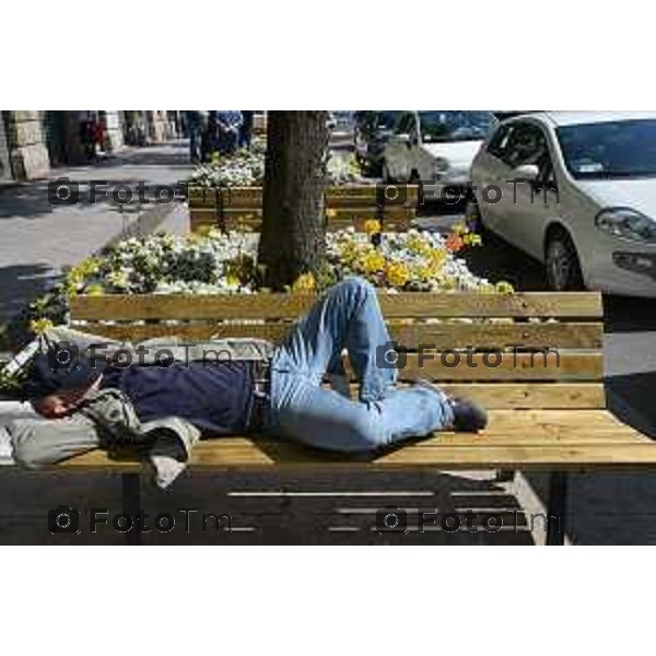 Bergamo come eludere Panchine anti barboni,degrado autolinee nella foto come eludere la staffa anti clochard Tiziano Manzoni-fotogramma Bergamo