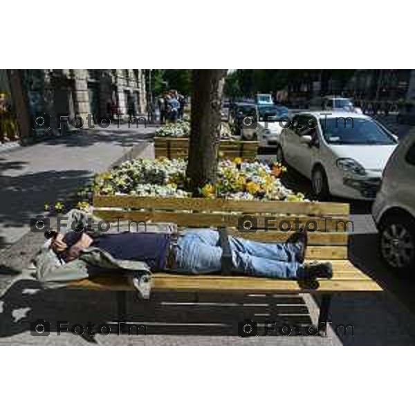 Bergamo come eludere Panchine anti barboni,degrado autolinee nella foto come eludere la staffa anti clochard Tiziano Manzoni-fotogramma Bergamo