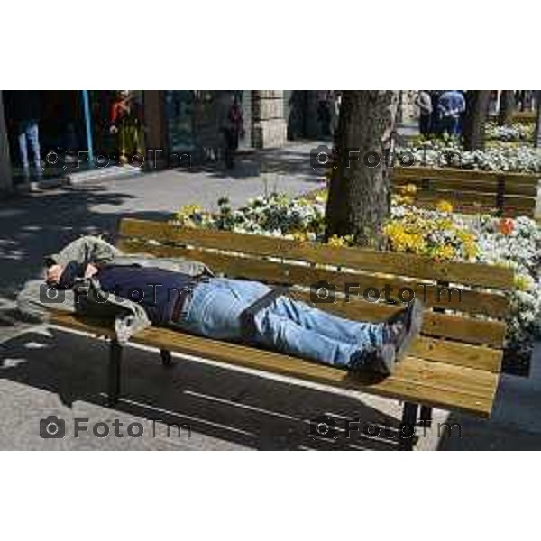 Bergamo come eludere Panchine anti barboni,degrado autolinee nella foto come eludere la staffa anti clochard Tiziano Manzoni-fotogramma Bergamo