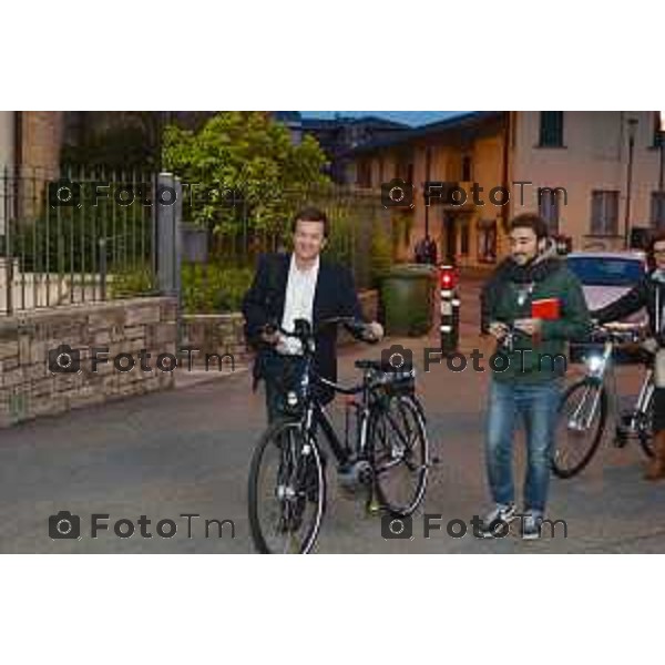 Bergamo, (da sx) Zenoni Gori e tentorio incontrano le comunita\' Straniere Bergamasche in vista delle elezioni comunali Nella foto Gorgio Gori in bicicletta Fotogramma Bergamo-Tiziano Manzoni