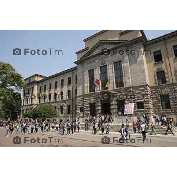 Bergamo evacquazione dopo scossa terremoto Nella foto i ragazzi sulle strade dell\' Istituto Ragioneria Vittorio Emanuele II 29 Maggio 2012 foto Tiziano Manzoni/