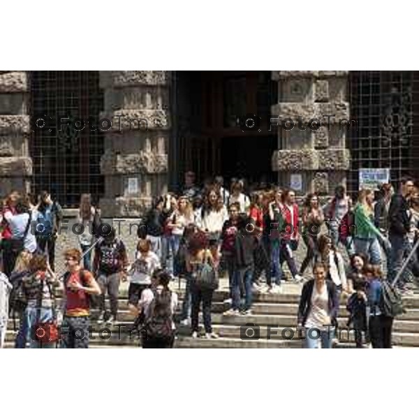 Bergamo evacquazione dopo scossa terremoto Nella foto i ragazzi sulle strade dell\' Istituto Ragioneria Vittorio Emanuele II 29 Maggio 2012 foto Tiziano Manzoni/