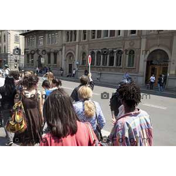 Bergamo evacquazione dopo scossa terremoto Nella foto i ragazzi sulle strade scuola Fantoni 29 Maggio 2012 foto Tiziano Manzoni/