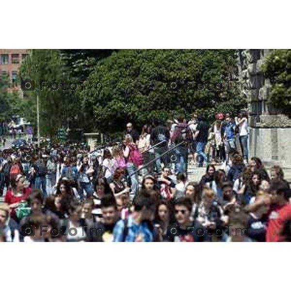 Bergamo evacquazione dopo scossa terremoto Nella foto i ragazzi sulle strade dell\' Istituto Ragioneria Vittorio Emanuele II 29 Maggio 2012 foto Tiziano Manzoni/