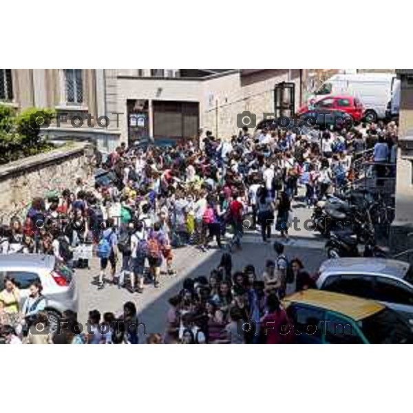 Bergamo evacquazione dopo scossa terremoto Nella foto i ragazzi sulle strade scuola Fantoni 29 Maggio 2012 foto Tiziano Manzoni/