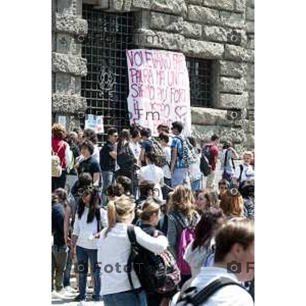 Bergamo evacquazione dopo scossa terremoto Nella foto i ragazzi sulle strade dell\' Istituto Ragioneria Vittorio Emanuele II 29 Maggio 2012 foto Tiziano Manzoni/