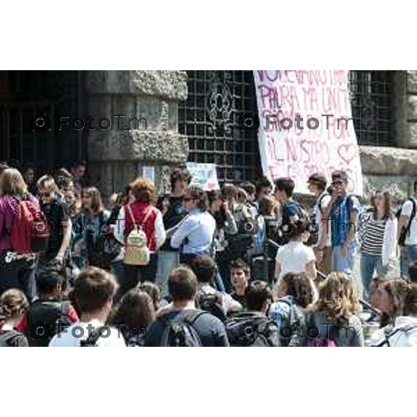 Bergamo evacquazione dopo scossa terremoto Nella foto i ragazzi sulle strade dell\' Istituto Ragioneria Vittorio Emanuele II 29 Maggio 2012 foto Tiziano Manzoni