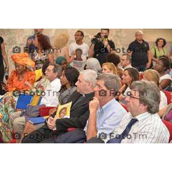 Bergamo ministro Cécile Kyenge ALL\'UNIVERSITA DI SANT\'AGOSTINO nerlla foto: IL MINISTRO ALL\'UNIVERSITA\' la platea con il vescovo Foto by fotogramma Bergamo-Tiziano Manzoni