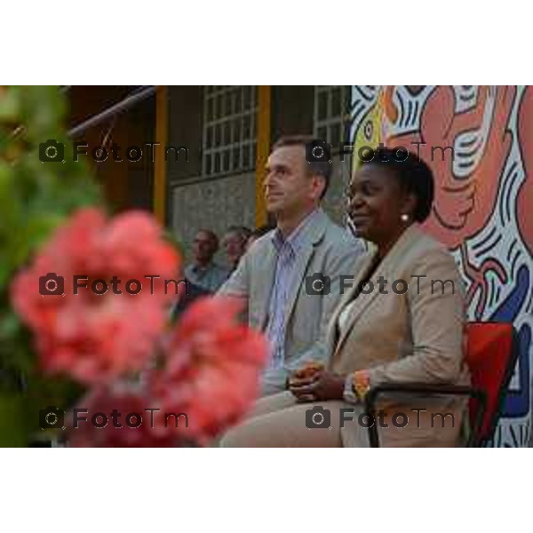 Bergamo ministro Cécile Kyenge al patronato san vincenzo con gli ospiti della comunita e delle associazioni nerlla foto: il ministro con Goisis Bruno Responsabile Ruah Foto by fotogramma Bergamo-Tiziano Manzoni