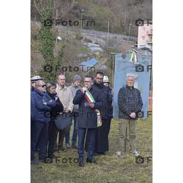 foto LaPresse Tiziano Manzoni 5/12//2018 Cronaca Bergamo - ITALIA cerimonia di posa della prima pietra per la costruzione del nuovo ponte comunale di San Giovanni Bianco nella foto Marco Milesi, sindaco di San Giovanni Bianco mentre posa la prima pietra per il ponte