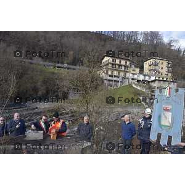 foto LaPresse Tiziano Manzoni 5/12//2018 Cronaca Bergamo - ITALIA cerimonia di posa della prima pietra per la costruzione del nuovo ponte comunale di San Giovanni Bianco nella foto Marco Milesi, sindaco di San Giovanni Bianco mentre posa la prima pietra per il ponte