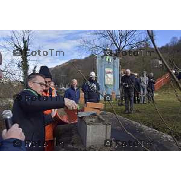 foto LaPresse Tiziano Manzoni 5/12//2018 Cronaca Bergamo - ITALIA cerimonia di posa della prima pietra per la costruzione del nuovo ponte comunale di San Giovanni Bianco nella foto Marco Milesi, sindaco di San Giovanni Bianco mentre posa la prima pietra per il ponte