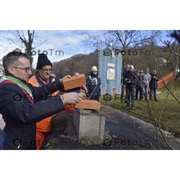 foto LaPresse Tiziano Manzoni 5/12//2018 Cronaca Bergamo - ITALIA cerimonia di posa della prima pietra per la costruzione del nuovo ponte comunale di San Giovanni Bianco nella foto Marco Milesi, sindaco di San Giovanni Bianco mentre posa la prima pietra per il ponte