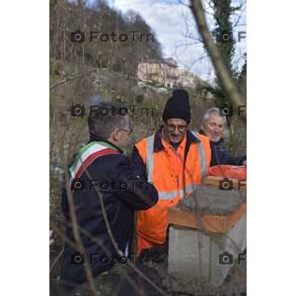 foto LaPresse Tiziano Manzoni 5/12//2018 Cronaca Bergamo - ITALIA cerimonia di posa della prima pietra per la costruzione del nuovo ponte comunale di San Giovanni Bianco nella foto Marco Milesi, sindaco di San Giovanni Bianco mentre posa la prima pietra per il ponte