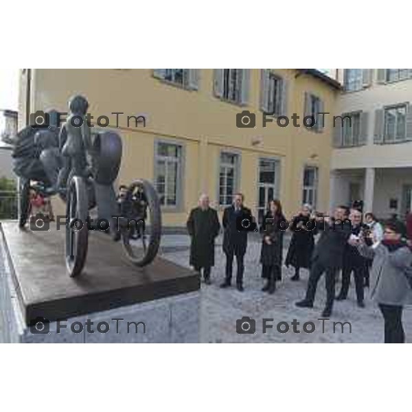 Foto Lapresse/Davide Gandossi x Tiziano Manzoni 05/12/2018 Bergamo,Italia,Cronaca COMUNE DI BERGAMO UNIVERSITà DEGLI STUDI DI BERGAMO E GAMEC COLLOCANO NELL\' EX COLLEGIO BARONI IN VIA PIGNOLO 121 A BERGAMO L\'OPERA GIULIA E MILETO IN CARROZZA DI GIACOMO MANZù Nella Foto:SINDACO, RETTORE,ASSESORE DELLA CULTURA GUARDANO L\'OPERA