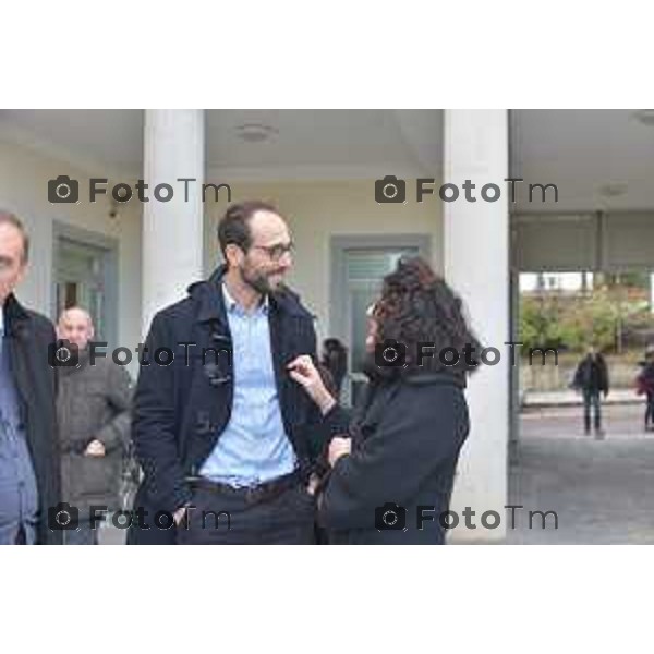 Foto Lapresse/Davide Gandossi x Tiziano Manzoni 05/12/2018 Bergamo,Italia,Cronaca COMUNE DI BERGAMO UNIVERSITà DEGLI STUDI DI BERGAMO E GAMEC COLLOCANO NELL\' EX COLLEGIO BARONI IN VIA PIGNOLO 121 A BERGAMO L\'OPERA GIULIA E MILETO IN CARROZZA DI GIACOMO MANZù Nella Foto: LORENZO GIUSTI E FRANCA FRANCHI