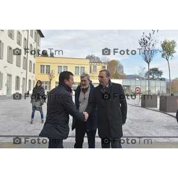 Foto Lapresse/Davide Gandossi x Tiziano Manzoni 05/12/2018 Bergamo,Italia,Cronaca COMUNE DI BERGAMO UNIVERSITà DEGLI STUDI DI BERGAMO E GAMEC COLLOCANO NELL\' EX COLLEGIO BARONI IN VIA PIGNOLO 121 A BERGAMO L\'OPERA GIULIA E MILETO IN CARROZZA DI GIACOMO MANZù Nella Foto: TRETTA DI MANO CON GIORGIO CORI E IL RETTORE REMO MORZENTI. DIETRO DI LORO FRANCO BLUMER REALIZZATORE DELL\'OPERA