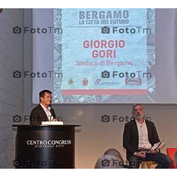 Foto Lapresse/Davide Gandossi x Tiziano Manzoni 07/12/2018 Bergamo,Italia,Cronaca BERGAMO CITTà DEL FUTURO INCONTRI APERTI CON LA CITTADINANZA SUL PROGETTO DI RIQUALIFICAZIONE DI PORTA SUD, NEL CENTRO CONGRESSI GIOVANNI XXIII A BERGAMO Nella Foto: SINDACO GIORGIO GORI CHE PARLA