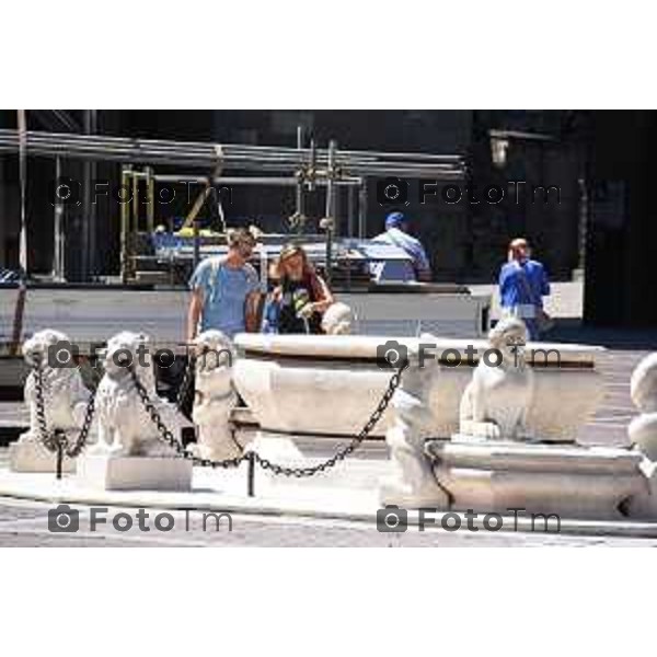 Bergamo la fontana di piazza vecchia dopo i lavori i restauro