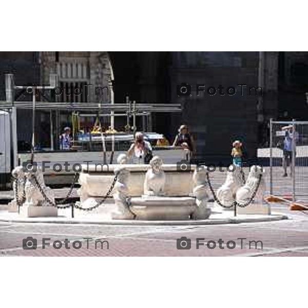 Bergamo la fontana di piazza vecchia dopo i lavori i restauro