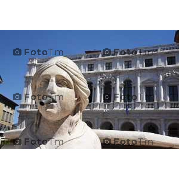 Bergamo la fontana di piazza vecchia dopo i lavori i restauro