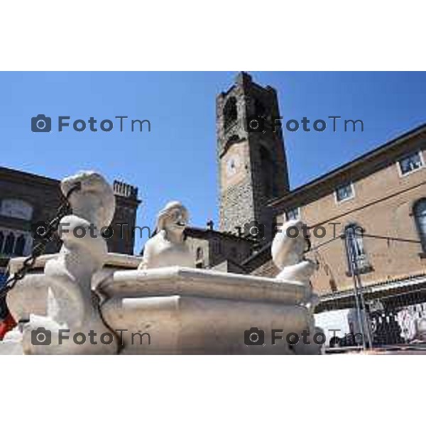 Bergamo la fontana di piazza vecchia dopo i lavori i restauro