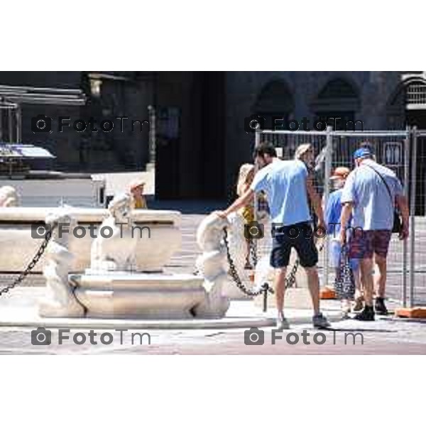 Bergamo la fontana di piazza vecchia dopo i lavori i restauro