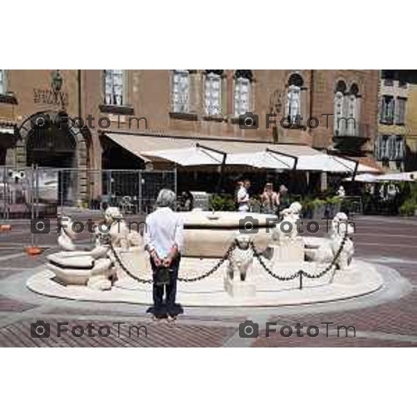 Bergamo la fontana di piazza vecchia dopo i lavori i restauro