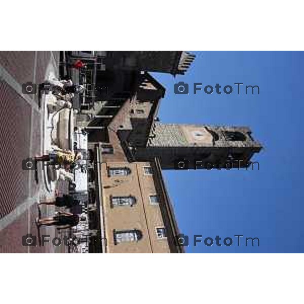 Bergamo la fontana di piazza vecchia dopo i lavori i restauro