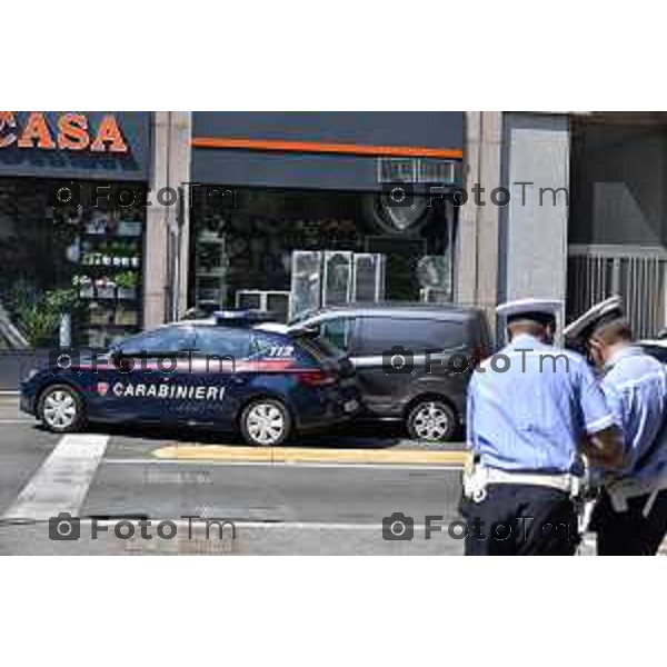 Foto Manzoni Tiziano/LaPresse 2-08-2022 Bergamo Italia - Cronaca - Bergamo inseguimento furgone con sparatoria da parte dei carabinieri in centro città