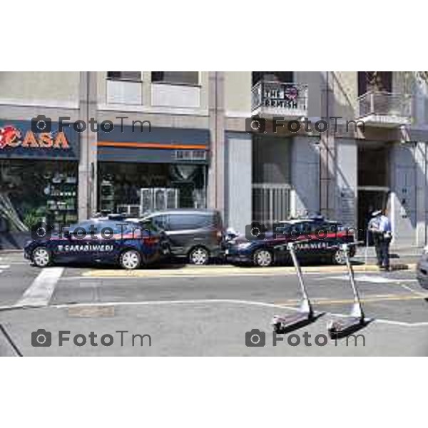 Foto Manzoni Tiziano/LaPresse 2-08-2022 Bergamo Italia - Cronaca - Bergamo inseguimento furgone con sparatoria da parte dei carabinieri in centro città