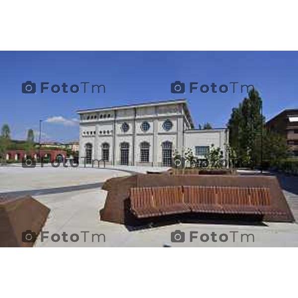 Bergamo Tiziano Manzoni/LaPresse 3-8- 2022 Italia Cronaca Bergamo piazza ex centrale Termica Via D\'Aste Spalenghe senza alberi con le panchine con dietro lamiera della fioriera che va oltre i 60 gradi