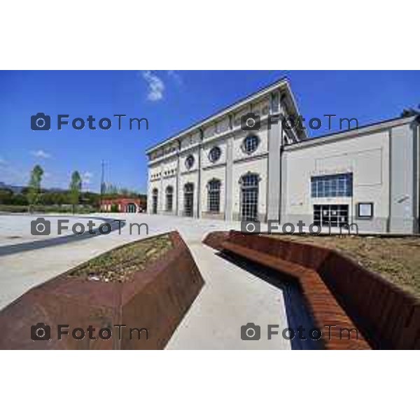 Bergamo Tiziano Manzoni/LaPresse 3-8- 2022 Italia Cronaca Bergamo piazza ex centrale Termica Via D\'Aste Spalenghe senza alberi con le panchine con dietro lamiera della fioriera che va oltre i 60 gradi