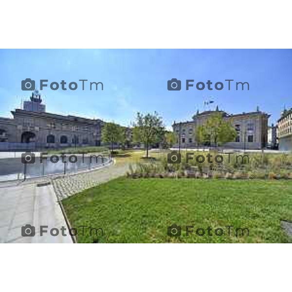 Bergamo Tiziano Manzoni/LaPresse 3-8- 2022 Italia Cronaca Bergamo Piazza Dante senza alberi poca ombra