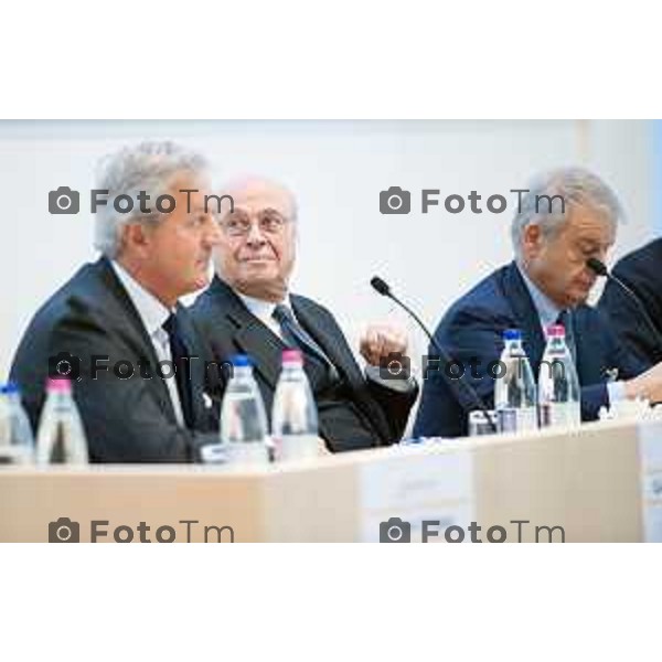 Stezzano c/o Km rosso inaugurazione di i.lab, il nuovo centro Ricerca e Innovazione del Gruppo Italcementi Nella foto il tavolo della sala conferenze da sx il dir generale Italcementi Ferrario, Giampiero Pesenti, il ministro Clini foto Tiziano Manzoni Fotogramma Bergamo