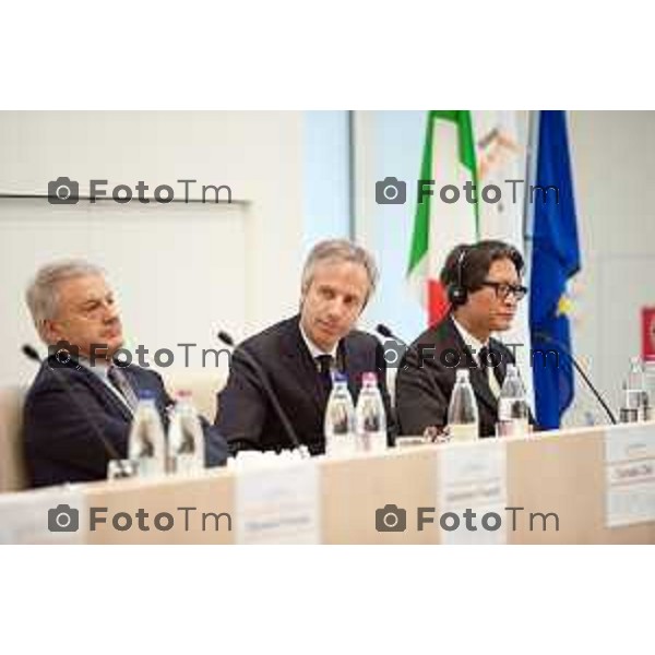 Stezzano c/o Km rosso inaugurazione di i.lab, il nuovo centro Ricerca e Innovazione del Gruppo Italcementi Nella foto da sx ministro Clini, Carlo Pesenti, Dukho Yeon foto Tiziano Manzoni Fotogramma Bergamo