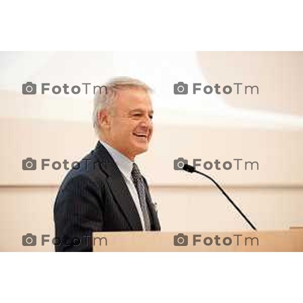 Stezzano c/o Km rosso inaugurazione di i.lab, il nuovo centro Ricerca e Innovazione del Gruppo Italcementi Nella foto Ministro Clini, parla alla sala foto Tiziano Manzoni Fotogramma Bergamo