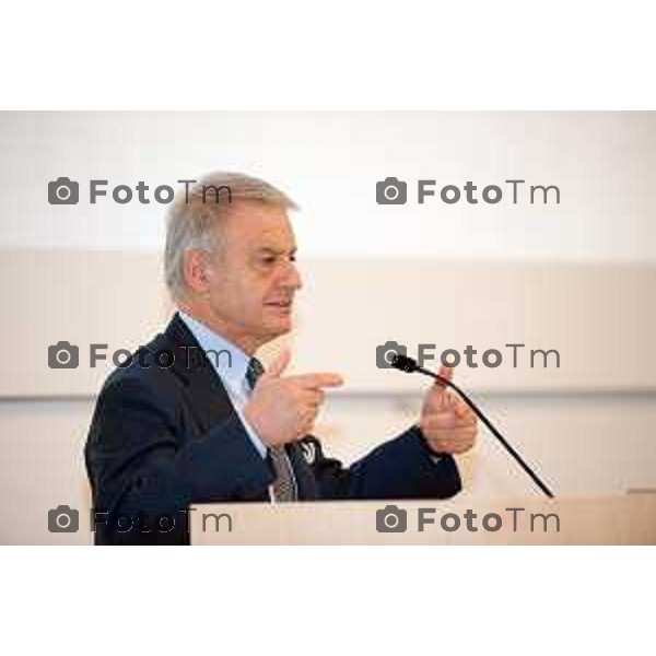 Stezzano c/o Km rosso inaugurazione di i.lab, il nuovo centro Ricerca e Innovazione del Gruppo Italcementi Nella foto Ministro Clini, parla alla sala foto Tiziano Manzoni Fotogramma Bergamo