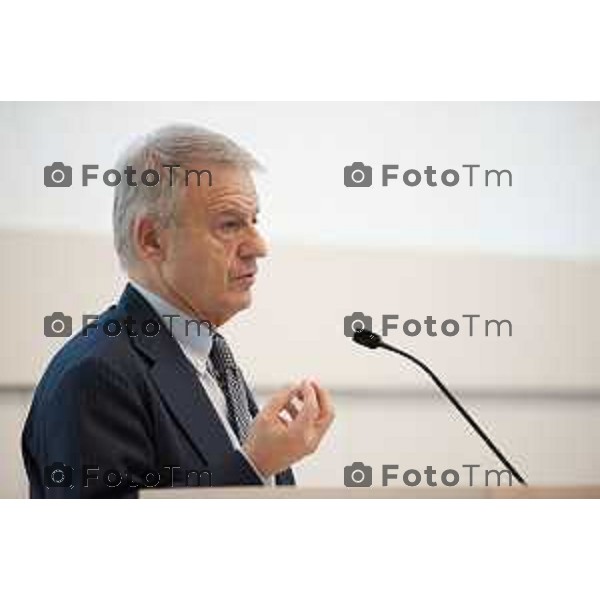 Stezzano c/o Km rosso inaugurazione di i.lab, il nuovo centro Ricerca e Innovazione del Gruppo Italcementi Nella foto Ministro Clini, parla alla sala foto Tiziano Manzoni Fotogramma Bergamo