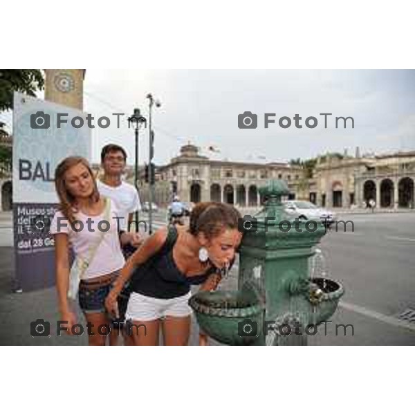 Bergamo Fontana sul sentierone gente beve per il gran caldo foto Tiziano Manzoni Fotogramma